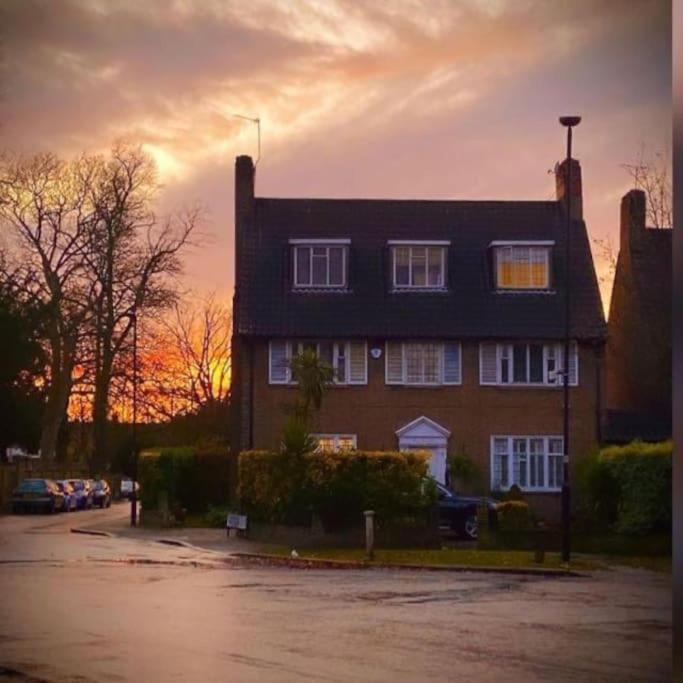 Great 5-bedroom House In Thornton Road Sleeps 14+ Ferienhaus *
