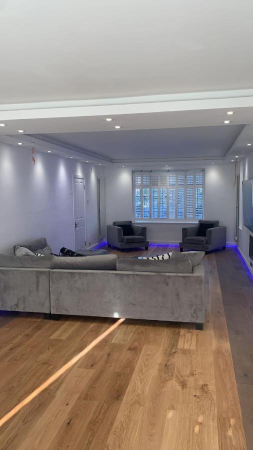 Great 5-bedroom House In Thornton Road Sleeps 14+ Ferienhaus London